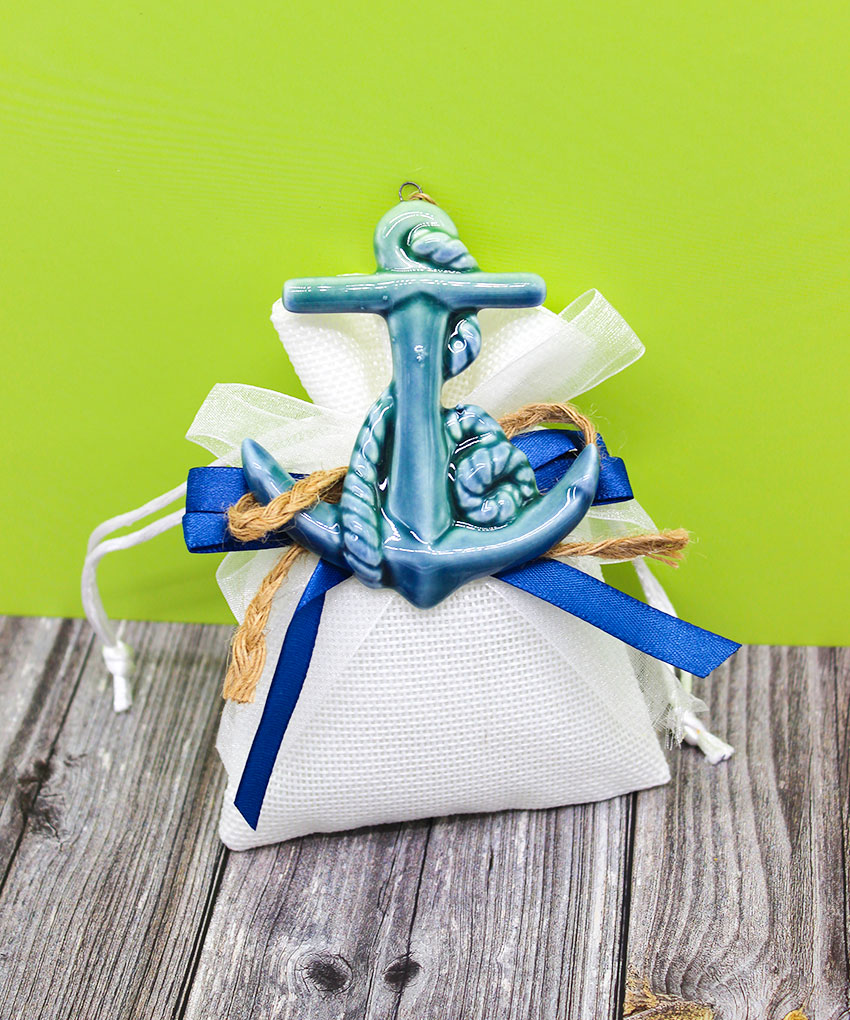 Bomboniera magnete Ancora e Faro blu in porcellana completa di sacchettino stile mare e 5 confetti al cioccolato.