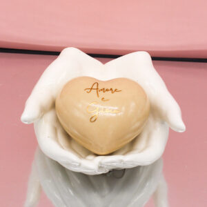 Bomboniera Mani in Porcellana con Cuore Tortora e Frase – 2 Modelli Assortiti
