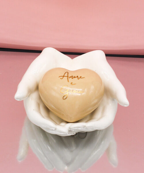 Bomboniera Mani in Porcellana con Cuore Tortora e Frase – 2 Modelli Assortiti